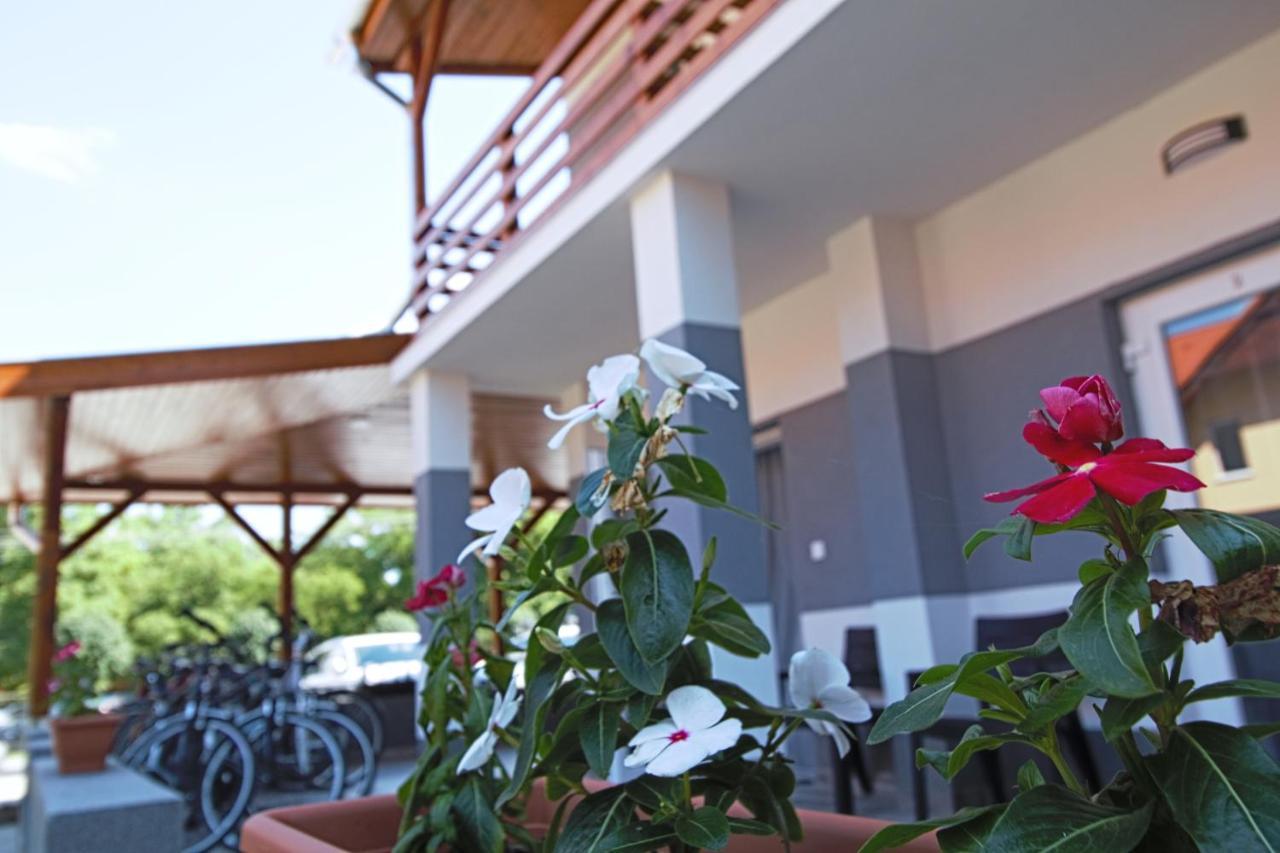Szitakoeto Panzio Hotel Tiszafüred Exterior foto